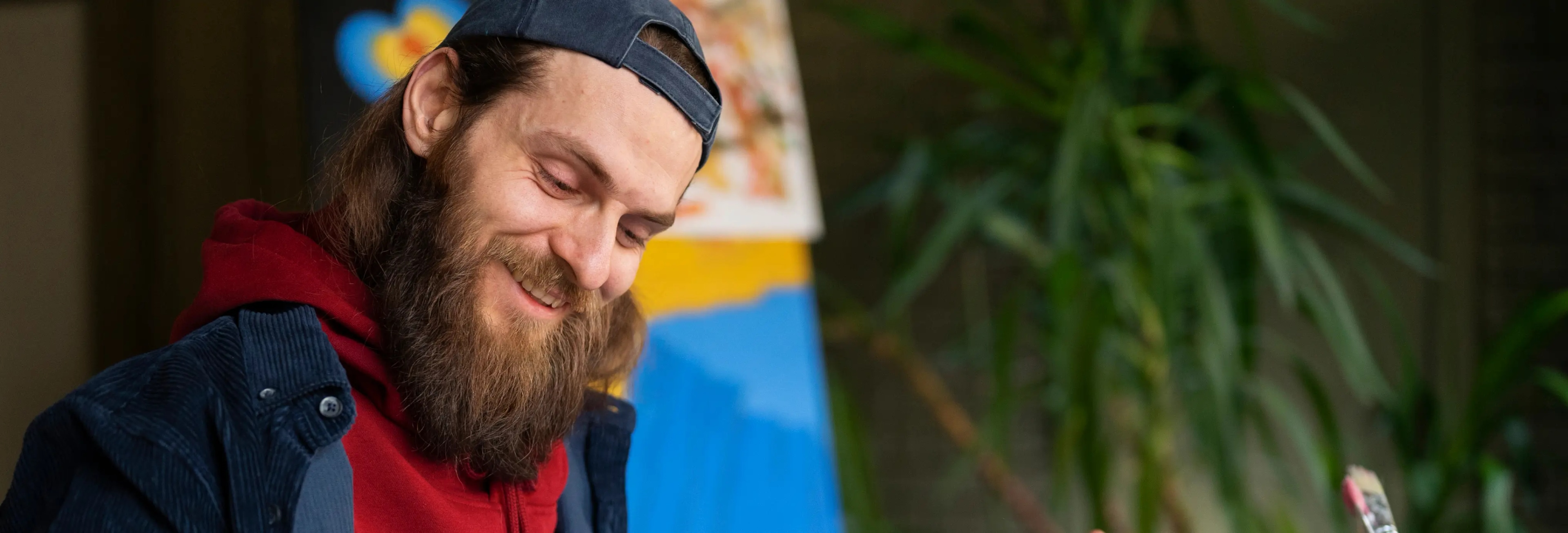 Homem fazendo pintura em tela